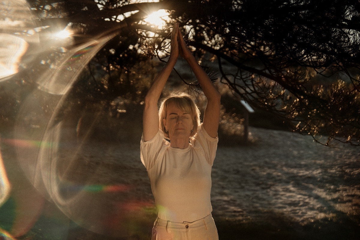 Vrouw die op een gong slaat